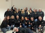 Mitarbeitende des Bildungszentrum posieren im gleichen schwarzen Kapuzenpullovern