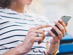 Frau mit Handy in der Hand