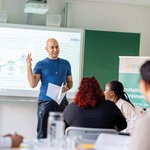 Ein engagierter Lehrer beim Unterricht. 