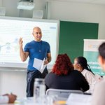 Ein engagierter Lehrer beim Unterricht. 