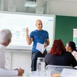 Ein engagierter Lehrer beim Unterricht. 