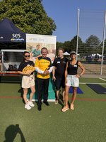 Zwei Mitarbeiterinnen und ein Mitarbeiter des ELW mit Oberbürgermeister Nobber vor unserem ELW RollUP auf dem Sportgelände der Move & Connect