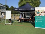 Der Stand des ELW mit Roll Up und Pavillon auf dem Sportgelände