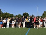 Eine große Gruppe Auszubildender mit OB Nobber auf dem Sportplatzgelände