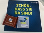 Eine kleine Schokolade mit einem Begrüßungskärtchen