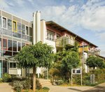 Außenansicht des Hauses Tannenhof mit grünen Bäumen davor.r.