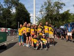 Eine Gruppe Mitarbeitende des ELW in Stuttgart-Lauf-Outfits vor dem Fernsehturm