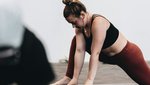 Frau in Yogaposition
