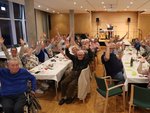 Bewohnende beim Betreuten Wohnen strecken ihre Arme nach oben