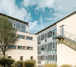 Ein Ausschnitt des Gebäudes des hellen Haus am Feldrands.