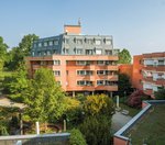 Ein Blick auf das Hans Rehn Stift gelegen im Grünen.