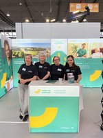 Vier Mitarbeiterinnen von leben&wohnen am Messestand
