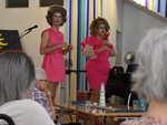 Zwei Drag Queens schauen ins Publikum