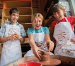 Jugendliche freuen sich beim gemeinsamen Tonen.