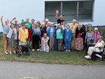 Die Bewohnenden und Mitarbeitenden des Betreuten Wohnens auf einem Gruppenbild - einige davon winken