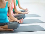 Menschen, die Yoga machen
