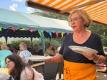 Die Einrichtungsleiterin trägt zwei Teller 