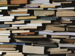 Einige Bücher gestapelt