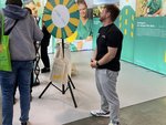 Ein Mitarbeiter am Messestand