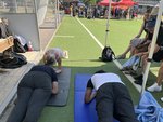 Drei Personen in "Plank-Position