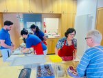 Die Mitarbeitende bei der Kuchenausgabe