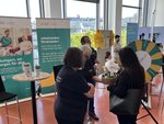 ELW Standbetreuerinnen die mit Besuchenden sprechen