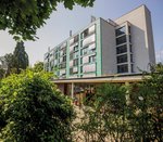 Das Generationenzentrum Sonnenberg umgeben von grünen Bäumen. 