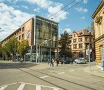 Das Generationenhaus Heslach von außen, an einer Straßenkreuzung gelegen.