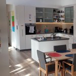 Der Esstisch und die Küche der Pflege-WG