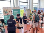 ELW Standbetreuerinnen sprechen mit Besuchenden