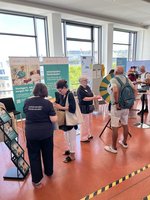 Mitarbeitende der ELW Standbetreuung im Gespräch mit Besuchenden