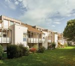 Ansicht eines Gebäudeteils des hellen Hauses am Feldrand.