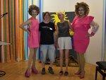 Zwei Drag Queens mit einem Mitarbeiter und einer Mitarbeiterin des Parkheim Bergs