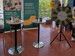 Roll-Ups, Stehtische mit Werbematerialien des ELW und ein Glücksrad 