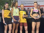 Vier Mitarbeiterinnen des ELW in Lauf-Outfits mit Medaillen