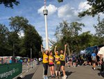 Vier Mitarbeiterinnen des ELW in Lauf-Outfits posieren mit nach oben gestreckten Armen vor dem Fernsehturm.