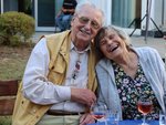 Ein Senior und eine Seniorin lachen fröhlich