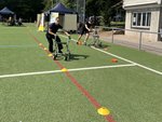 Zwei junge Männer machen ein Rennen mit einem Rollator und Brillen auf